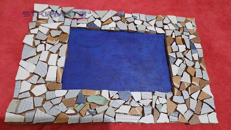 Menciptakan Mosaic Wall dari Pecahan Keramik