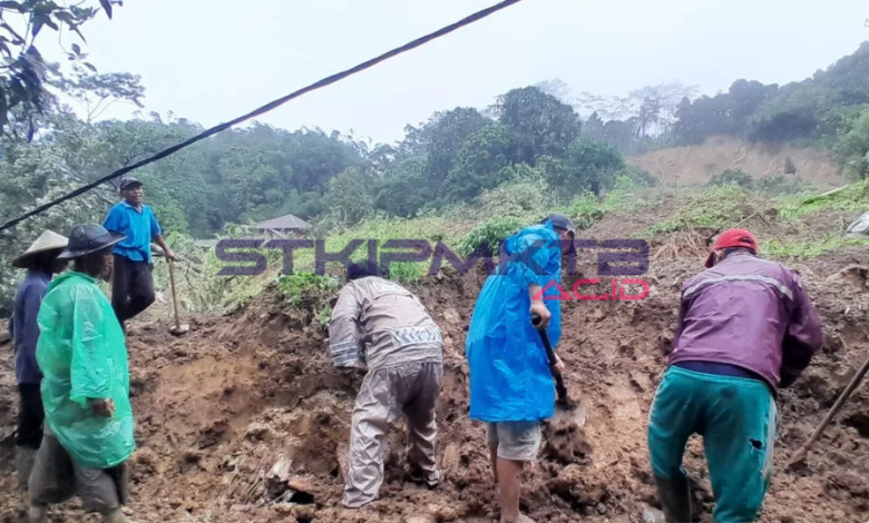 Petugas yang di bantu warga saat melakukan evakuasi Jalan Raya Bagbagan-Kiaruda, Desa Loji, Kecamatan Simpenan, Kabupaten Sukabumi. Jabar yang tertimbun longsor Kamis, (5/12/2024). (c) ANTARA/Aditya A Rohman